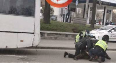 В Киеве водитель маршрутки подрался с полицейскими