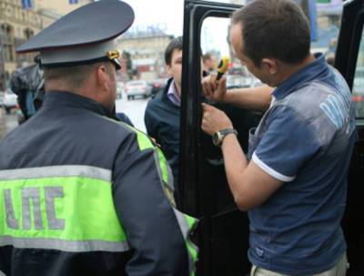 В Москве проводят рейд по проверке тонированных машин