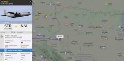 Американский военный самолет летит на Украину