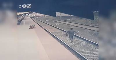 Ризикуючи життям, чоловік врятував дитину, яка впала на рейки: вражаюче відео