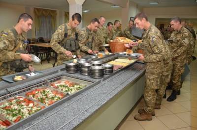 Минобороны Украины разрешило кормить военнослужащих просроченной едой