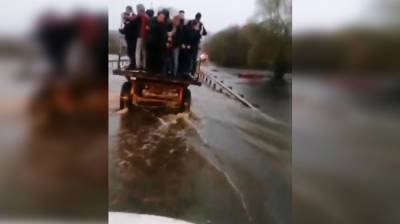 Под Воронежем трактор начал перевозить людей по затопленному мосту: появилось видео