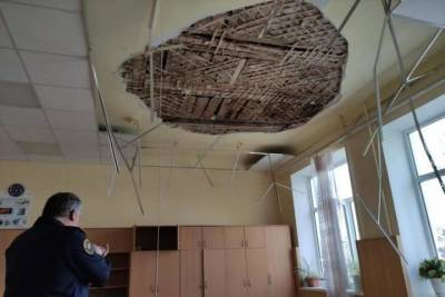 Армавирскую школу закрыли после обрушения потолка