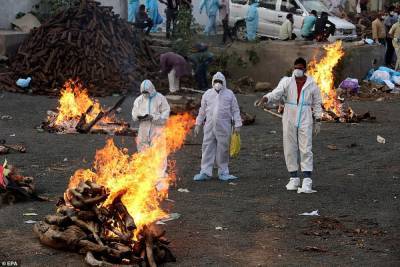 Крематорий посреди парка: в Индии критическая ситуация с COVID-19, тела сжигают на улице