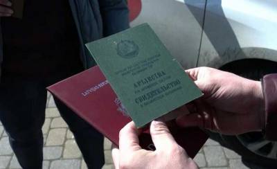 Обратная сторона медали: таксисты-латыши жалуются на требование доказывать своё знание госязыка - obzor.lt - Латвия