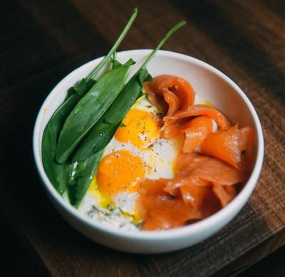Яйца кокот с копченым лососем и щавелем: рецепт от Ольги Мартыновской