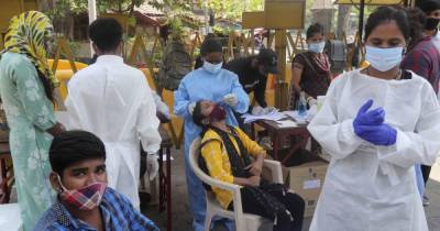 В Индии закончилась вакцина от коронавируса, а количество заражений растет ежедневно на 200 тысяч