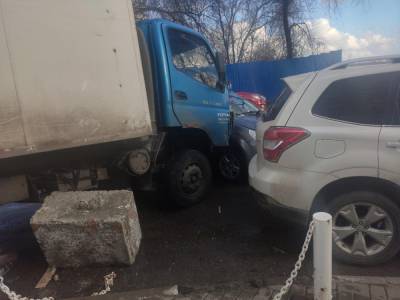 Авто с отказавшими тормозами в центре Ростова смяло пять машин