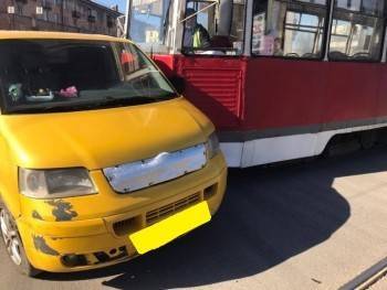 Старичок на желтом «Volkswagen» столкнулся с трамваем в Череповце