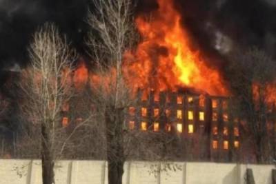 Арендаторы сгоревшей «Невской мануфактуры» заподозрили пожарных в мародерстве