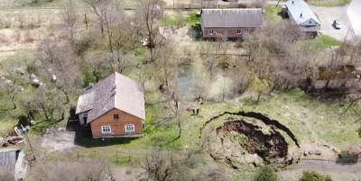 Карстовая воронка в селе Пески Львовской области продолжает увеличиваться в размерах - видео - ТЕЛЕГРАФ