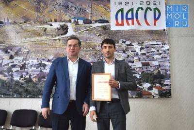 Глава Карабудахкентского района наградил лучших муниципальных служащих