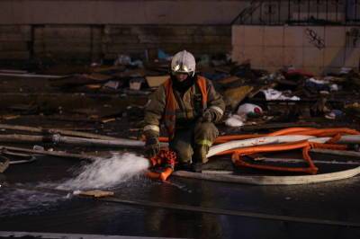 Тушением дома в Белоострове занята дюжина пожарных