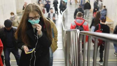 В Москве продолжат контролировать ношение масок в транспорте