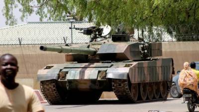 Китайские танки заняли позиции в столице Чада