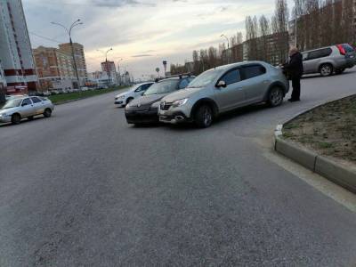 Два "Рено" не поделили дорогу на улице Катукова в Липецке