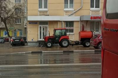 В центре Рязани трактор мыл улицы в дождь