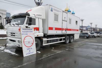 На площади Победы в Южно-Сахалинске продолжает работать мобильный пункт вакцинации