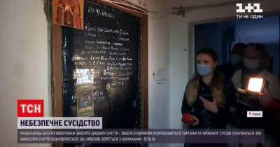 Заложники соседа: черви, тараканы и вонь оккупировали многоэтажку в Ровно через 72-летнего мужчину