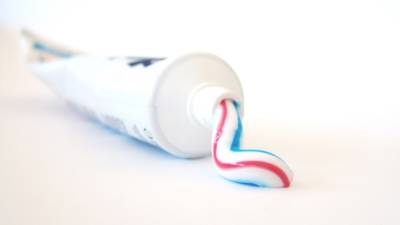 Стоматолог развеял мифы о чудодейственных зубных пастах
