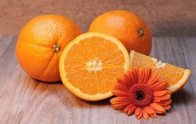 Не потерять самое ценное: диетолог рассказала, как лучше есть апельсин