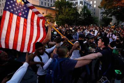 Сотни активистов BLM вышли на шествие по улицам Нью-Йорка