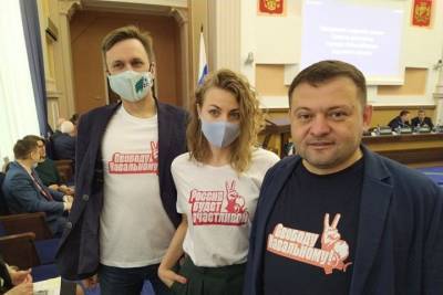 Независимые депутаты пришли на сессию новосибирского горсовета в майках «Свободу Навальному»