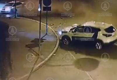 Таксист и водитель арендованного авто столкнулись на Кадетской линии в Петербурге