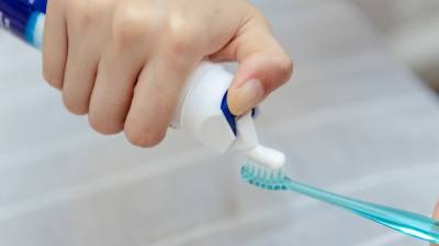 Стоматолог Антипенко развеял распространенные мифы о пользе зубной пасты