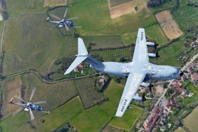 Самолет-заправщик Airbus A400M успешно осуществил заправку французских вертолетов в воздухе