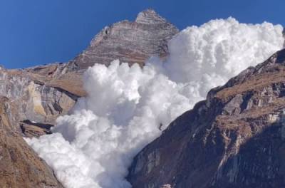 В Непале сняли на ВИДЕО огромную снежную лавину