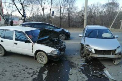 Водитель пострадал в тройном ДТП в Хабаровске