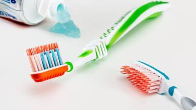 Стоматолог Антипенко рассказал об отсутствии отбеливающих зубных паст