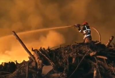 Пожарные ликвидировали открытое горение в промзоне в Ломоносовском районе