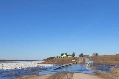 Фотофакт: в Холмогорском районе вода перекрыла автодорогу на Пинегу