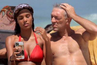 Тина Кунаки и Венсан Кассель на пляже в Бразилии