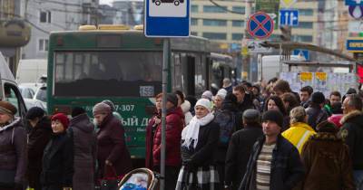 Россияне стали вдвое меньше беспокоиться из-за поездок в общественном транспорте, похода в салон и ресторан