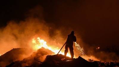 Спасатели ликвидировали открытое горение мусора в промзоне в Ленинградской области