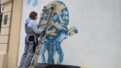 Врачи-атланты: в Одессе художники создали мурал о медиках, которые борются с COVID-19 – видео
