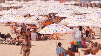 Зонтик за 10, пиво - за 35: сколько стоит отдохнуть на пляже в Израиле и где это сделать дешевле