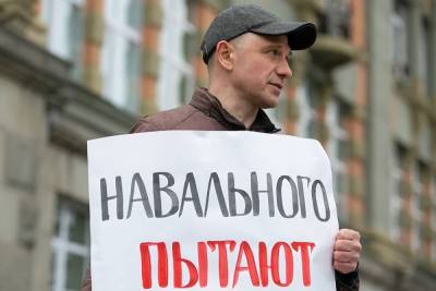 Силовики пришли с обысками домой к главе штаба Навального в Екатеринбурге