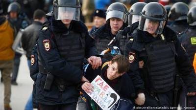Петербуржцы сообщают, что перед митингом полиция обходит всех, кто был задержан в январе