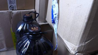 «Элитный» алкоголь из пластиковых баклажек: в Твери силовики нагрянули на склады