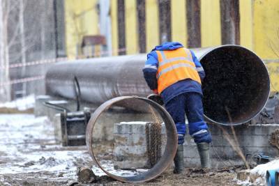 Работы начались: «Томскводоканал» раскапывает водовод, питающий город. Фото