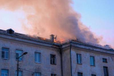 В Архангельске сгорела крыша общежития