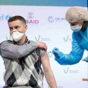 В МОЗ просят украинцев сообщать о прививках от коронавируса вне очереди