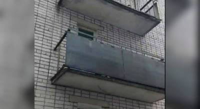 В Ярославле упавшие с балкона листа шифера разбили машину: видео
