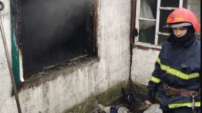 Пожар вспыхнул на Харьковщине, мужчина оказался в огненной ловушке: кадры с места ЧП
