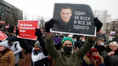 Полиция проводит обыски и задержания в день акций за Навального