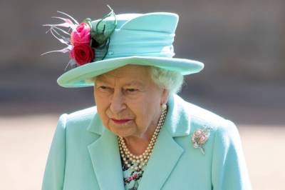 Юбка, шляпка, укладка: как королевский протокол диктует стиль Елизаветы II
